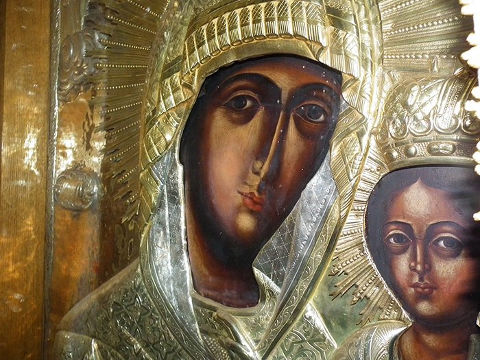 Altarul unde Fecioara zâmbeşte de două ori 92409