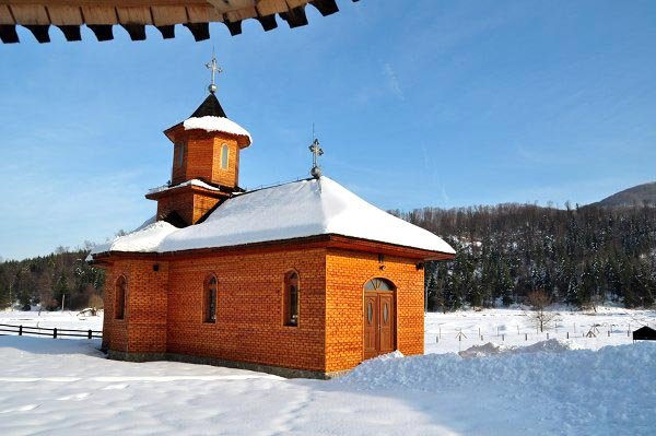 Schitul vrâncean Soveja, afectat de incendiu 92455