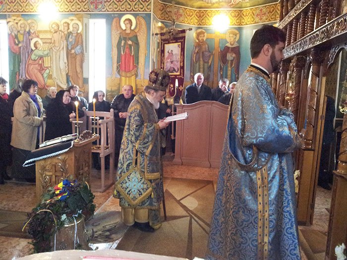 Ierarhii bănăţeni în mijlocul credincioşilor 92520