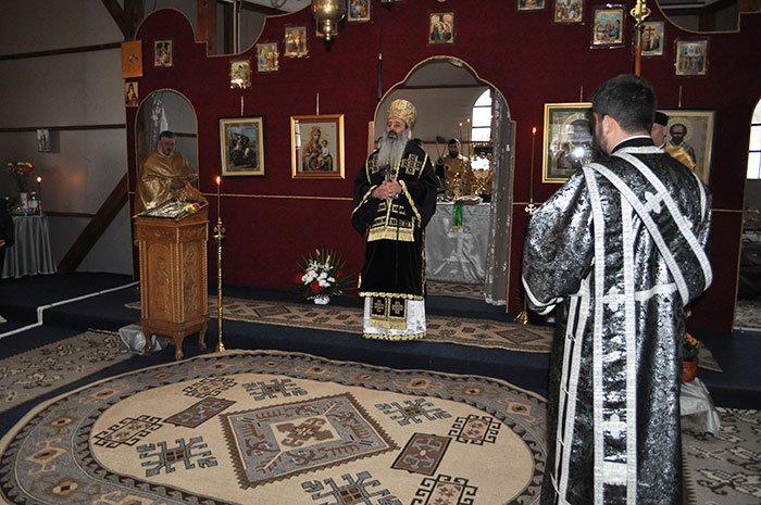 Slujbă arhierească în parohia „Izvorul Tămăduirii“ din Botoşani 92557