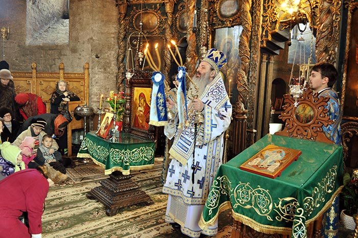Slujbă arhierească în parohia Ciritei 92685