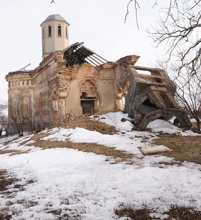 Ruinele unei biserici, ca o continuă postire 92769