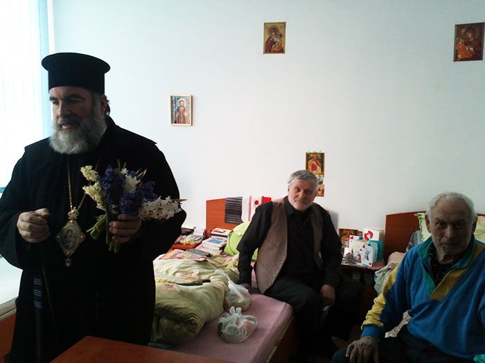 PS Ioachim Băcăuanul, alături de bătrânii Centrului rezidenţial Hârja 92872
