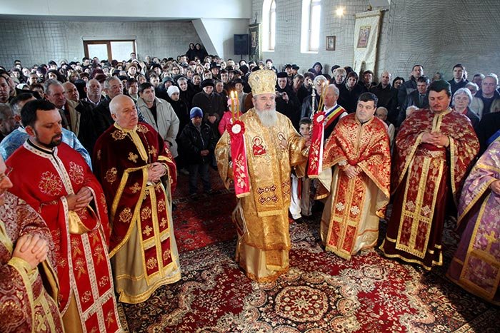 Ierarhii transilvăneni în mijlocul credincioşilor 92938
