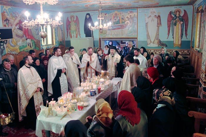 Bătrâni şi copii, mângâiaţi prin slujbe şi daruri 92993