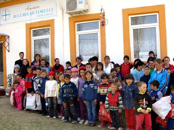Daruri pentru copiii săraci din Valea Crângului 92994