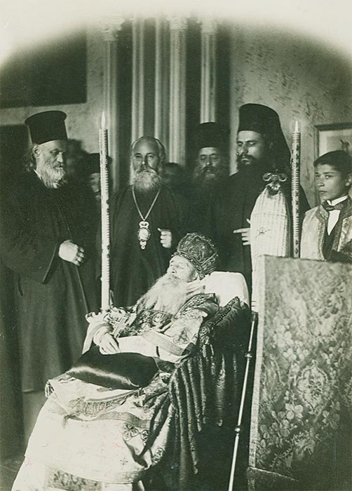 Tradiţia înmormântării arhiereilor în tron 92992