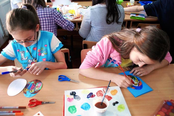 Expoziţie cu vânzare pentru susţinerea copiilor defavorizaţi 93017