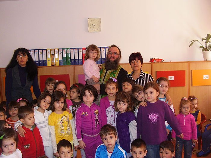 Biserica „Sfântul Nicolae - Brânduşa“ sprijină copiii bolnavi 93063