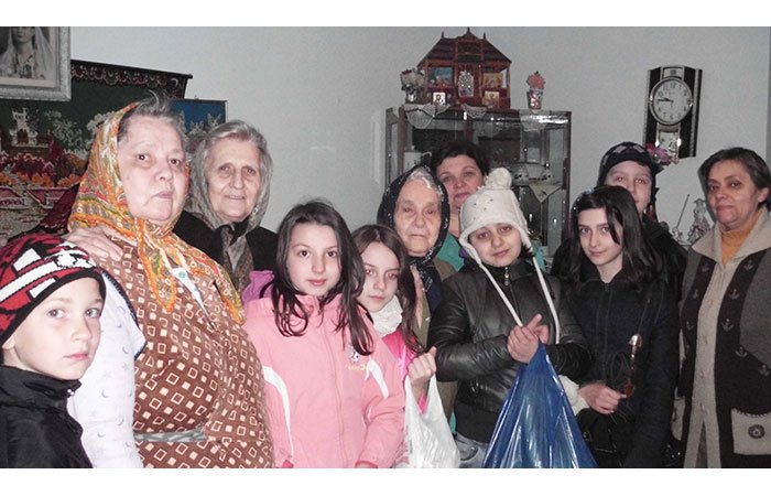 Daruri pentru bătrâni de le elevii ieşeni 93055