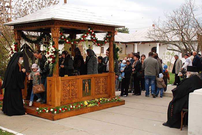 Închinare la moaştele Sfântului Ierarh Calinic 93043