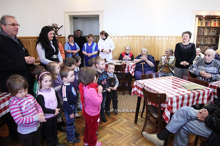 Daruri pentru bătrâni de la preşcolarii sibieni 93113