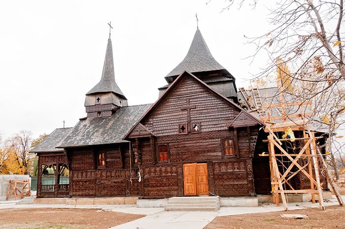 Primele slujbe la biserica de la Muzeul Aviaţiei 93092