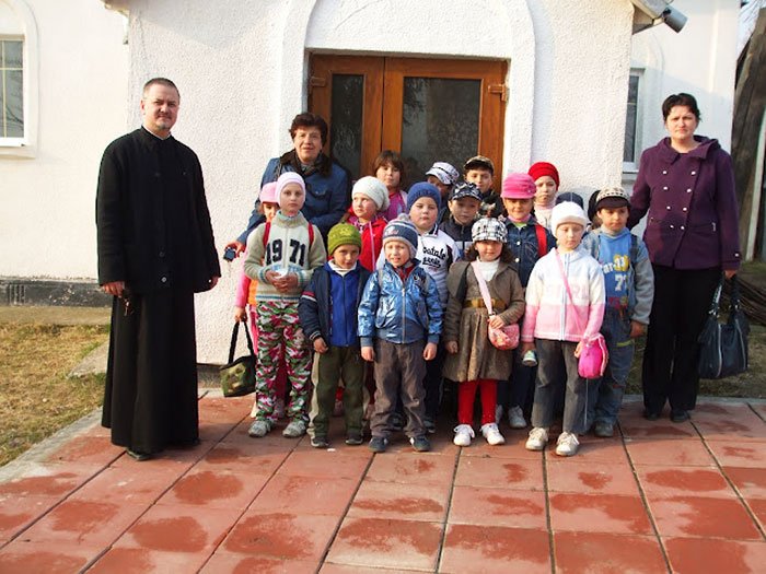 Copiii din parohia Poiana Unţeni vor face parte din strana Prohodului 93128