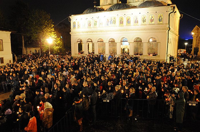 Colina Patriarhiei înveşmântată în lumină pascală 93164