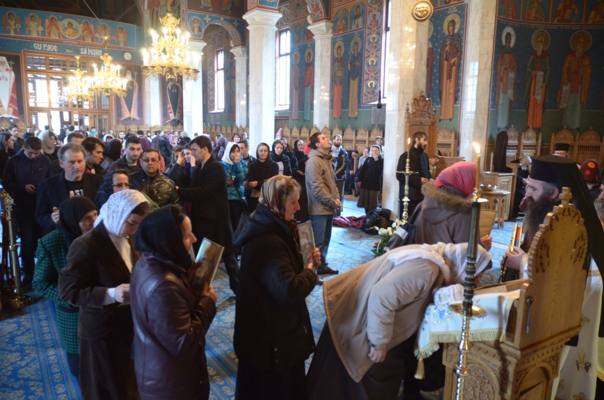 „Hora sfinţilor“ la Mănăstirea Sihăstria 355829