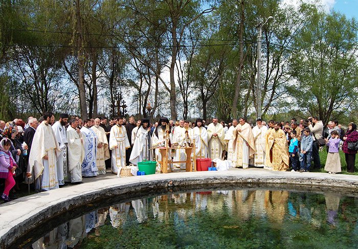 Izvorul Tămăduirii sărbătorit de bănăţeni 93250