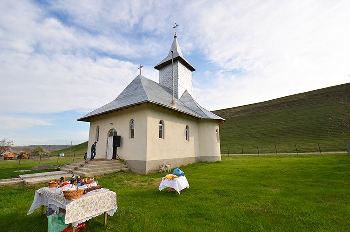 Liturghie arhierească la cea mai mică parohie din Protopopiatul Paşcani 93288