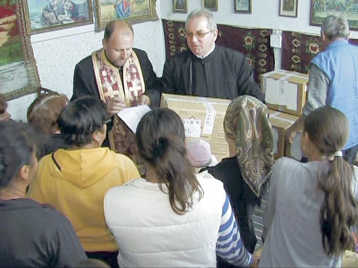 Ajutoare pentru familiile din cartierul sibian Ţiglari 93478