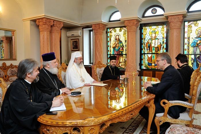 Solidaritate şi cooperare practică între Biserici 93467