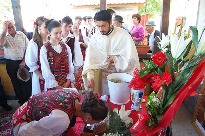 Ierarhii au vizitat parohiile Groşeni, Vârciorova şi Fibiş 93565