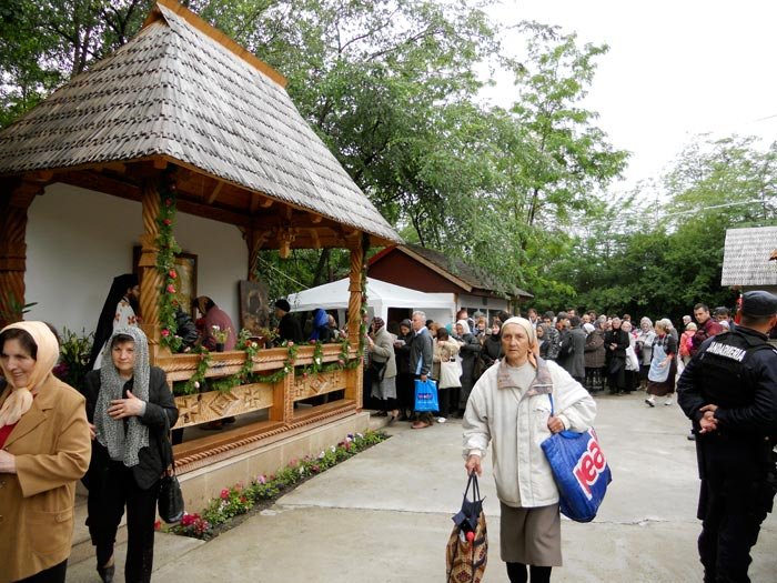 Pelerini la sfântul din fostul depozit de muniţii 93682