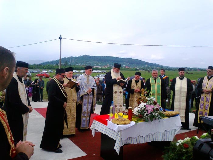 Sfinţirea troiţei de pe imaşul „Aerodrom“ din Târgu Neamţ 93694