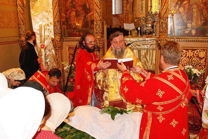 Praznicul Cincizecimii în Mitropolia Olteniei 93791