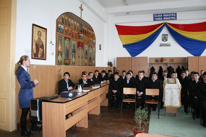 Facilităţi pentru elevii de seminar şi cântăreţi 93846