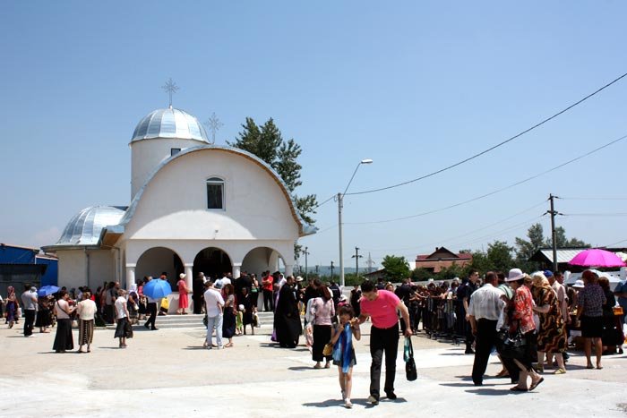 Piteştenii din cartierul Prundu au o nouă biserică 93930