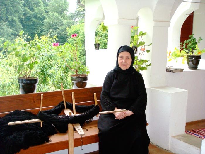 Vieţuirea şi trăirile pustnicei Atanasia de la Schitul Jgheaburi, Vâlcea 93954