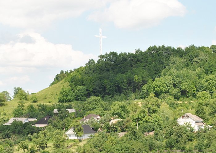 O cruce de 34 de metri veghează ţinutul Fălticenilor 94029