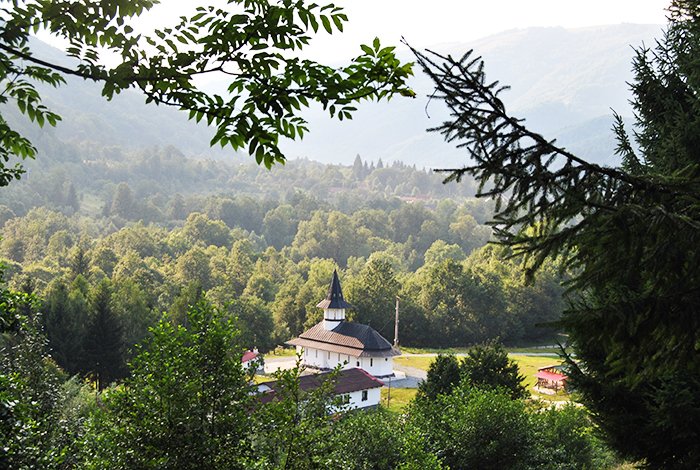 Hramul Schitului Poiana Mărului 94125