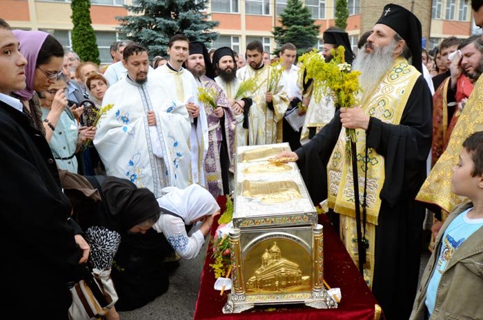 Procesiune la Piatra Neamţ cu moaştele Sfântului Ierarh Varlaam 94169
