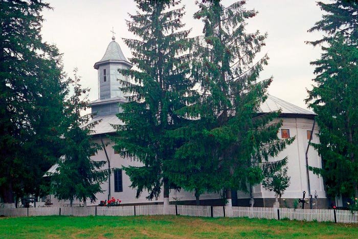 Frumuseţea sobră a Mănăstirii Rogozu 94198