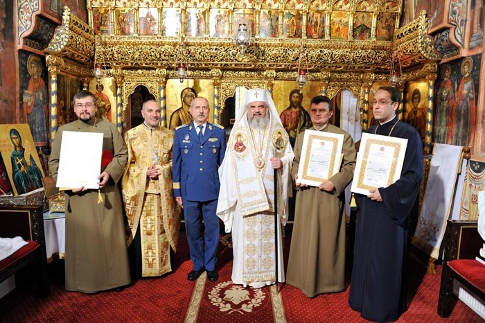 Iconomi stavrofori pentru Biserică şi Armată 94217