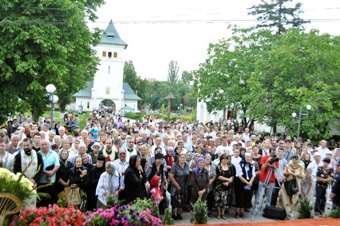 „Sărbătoare măreaţă“ la Catedrala episcopalădin Huşi 94258