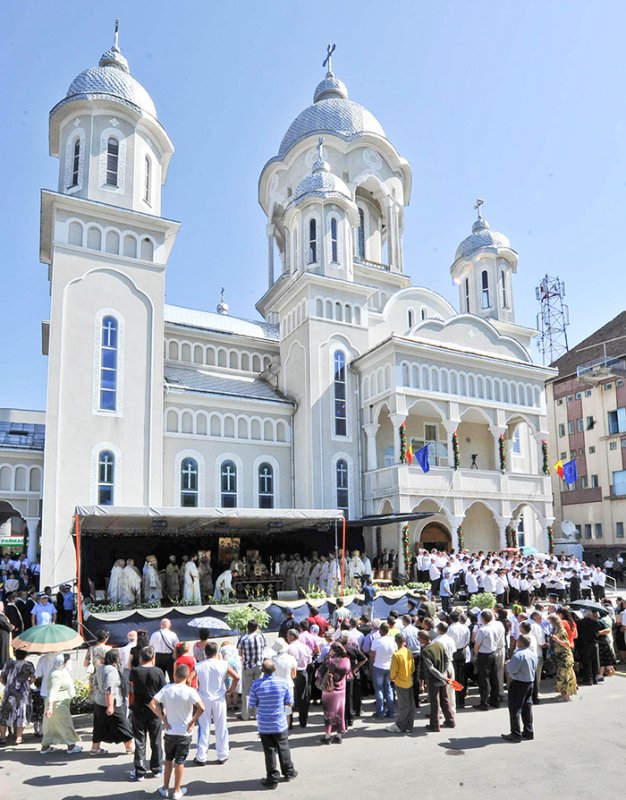 „Sfinţirea bisericii ne invită la sfinţirea vieţii noastre“ 94266