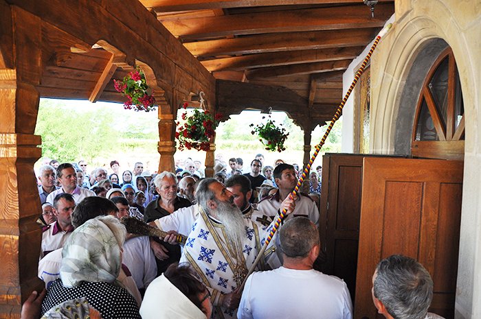 „Dumnezeu a împrumutat braţele Sale ctitorilor acestei biserici“ 94271