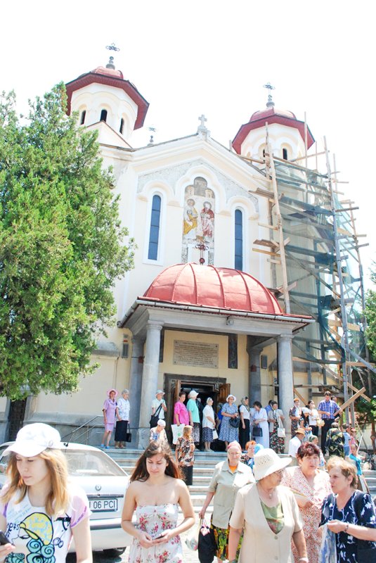Sărbătoare în biserica de pe „Axa Brâncuşi“ 94280