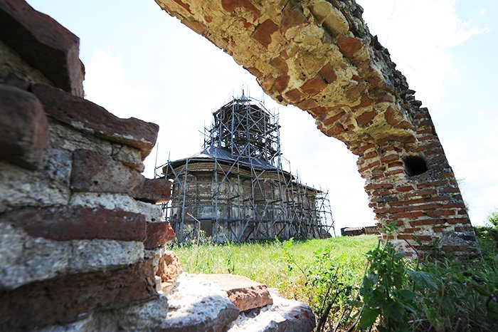 Plăviceni, altarul renăscut în pustia Sâiului 94299