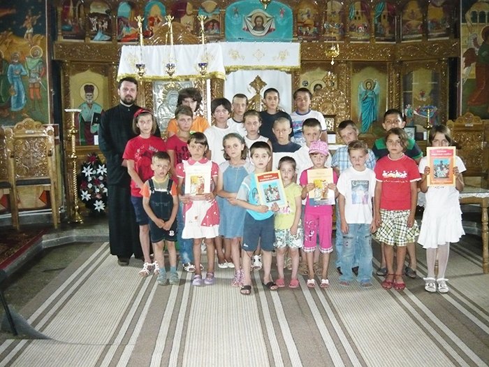 „Hristos împărtăşit copiilor“ în parohia „Adormirea Maicii Domnului“ din Brăteşti 94338