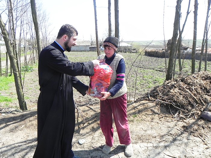 O pâine în fiecare zi pentru nevoiaşii parohiei Călăraşi 1 94337