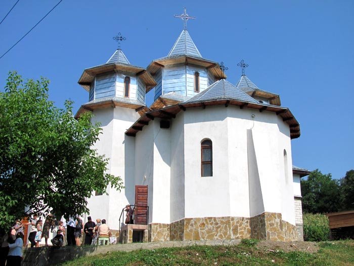 Două lăcaşuri de cult din Moldova au primit veşmântul sfinţirii 94391