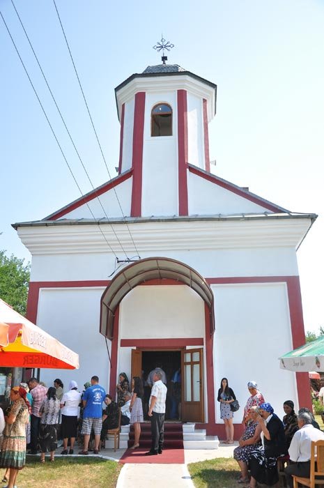 Slujbă misionară oficiată de IPS Teofan în parohia Războieni 94411