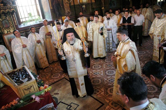 Slujbă arhierească la hramul parohiei Bereşti 91170
