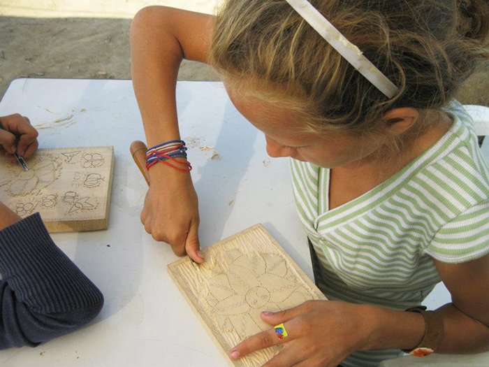 Copii şi tineri, iniţiaţi în arta populară autentică 90153