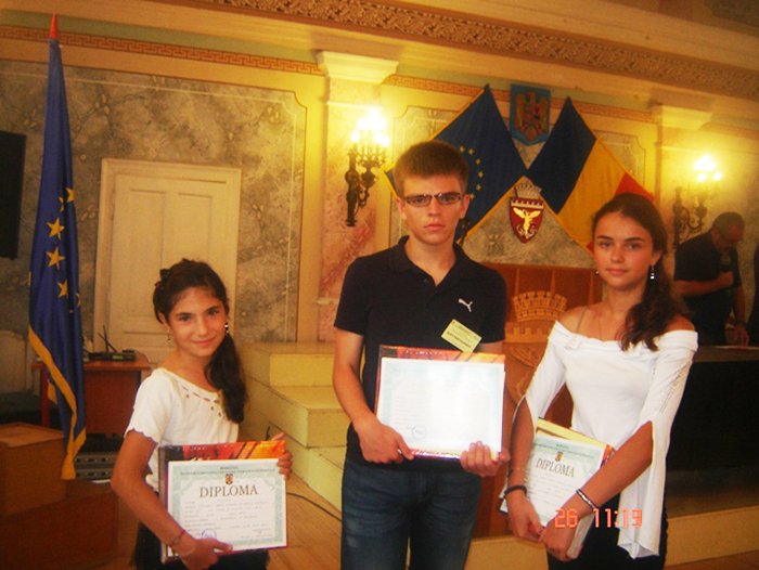 Elevi băcăuani premiaţi la concursul naţional „Democraţie şi toleranţă“ 90154