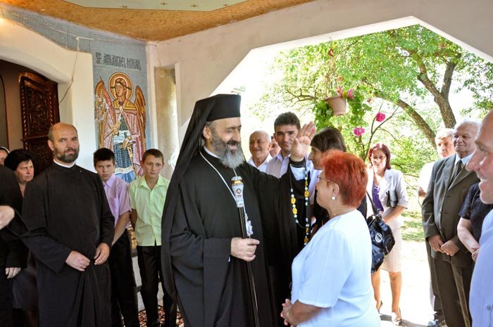 Înalt Preasfinţitul Irineu a slujit în satul natal 90255