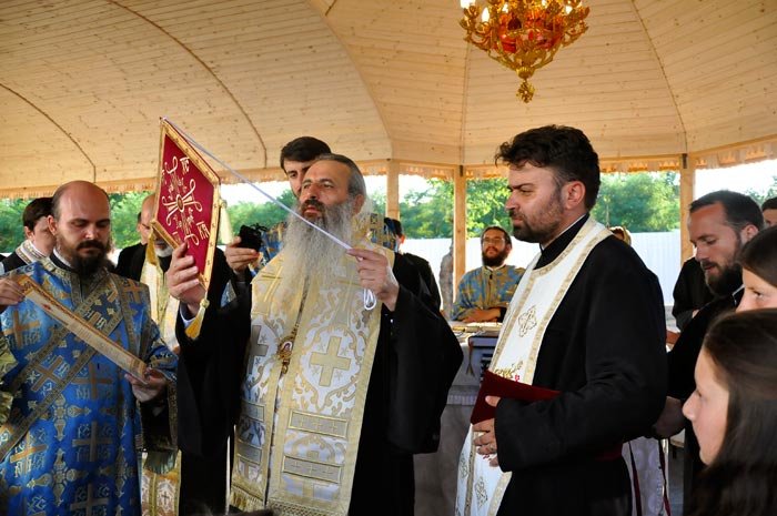 Casa socială parohială, sfinţită de IPS Teofan la Vlădiceni 90300